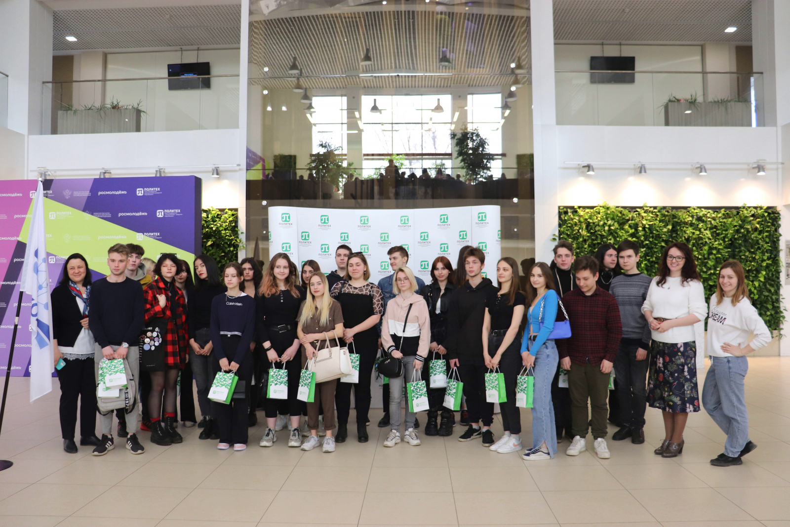 ВИЭШ принимает гостей: студенты Санкт-Петербургского Технического колледжа управления и коммерции провели день с преподавателями Высшей инженерно-экономической школы