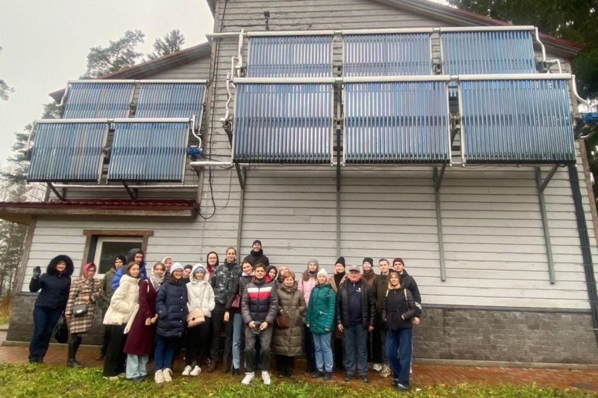 Студенты 4 курса профиля «Экономика энергетики» посетили экскурсию в полностью автономный энергоэффективный «умный дом»